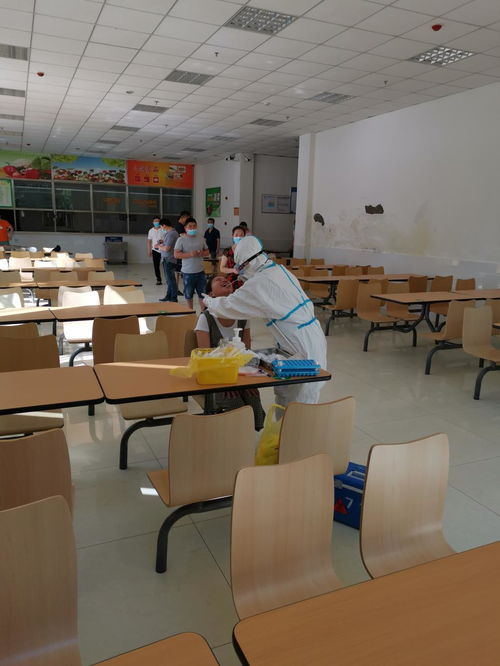 后勤服務(wù)集團(tuán)首批餐飲服務(wù)人員成功通過核酸檢測(cè)，筑牢餐飲安全防線